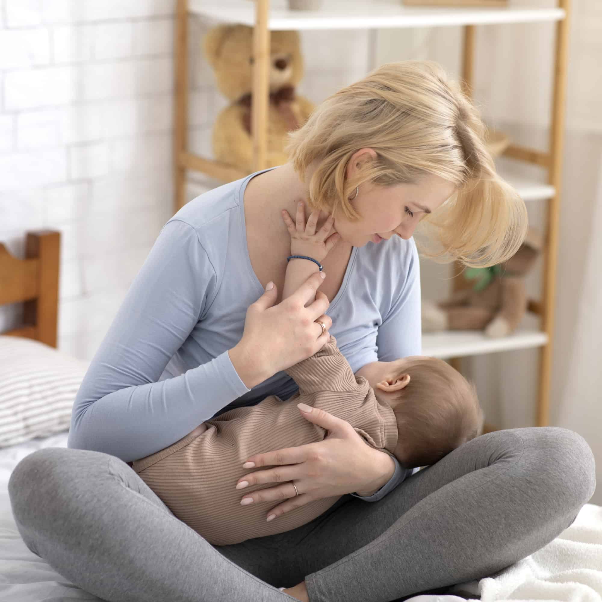 mom nursing baby