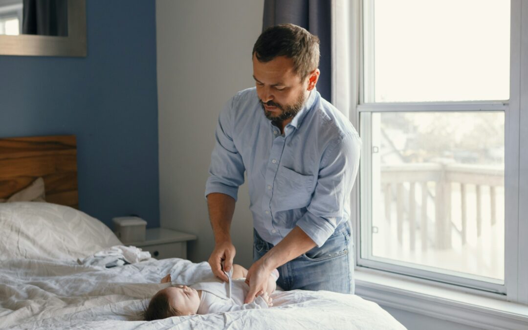 dad and newborn